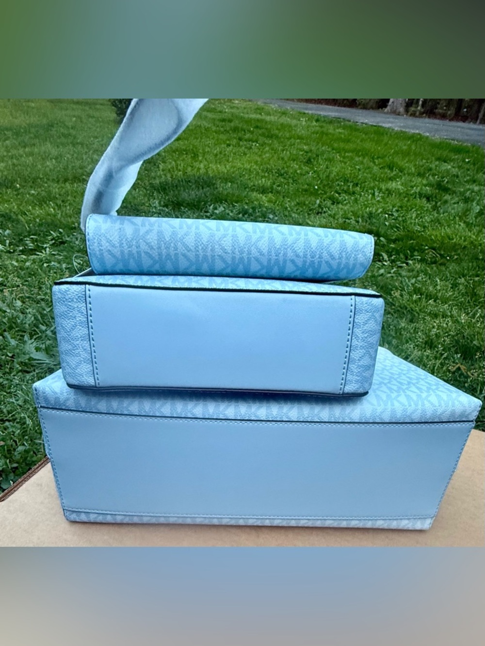 Michael Kors Baby Blue Signature Tote Set with Wristlet & crossbody - Picture 4 of 11